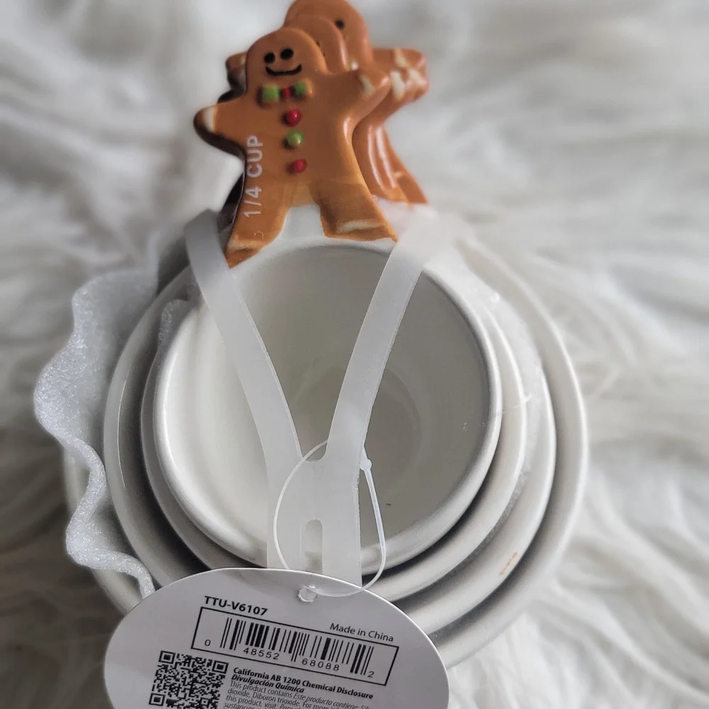 NWT Gingerbread Measuring Cup Set